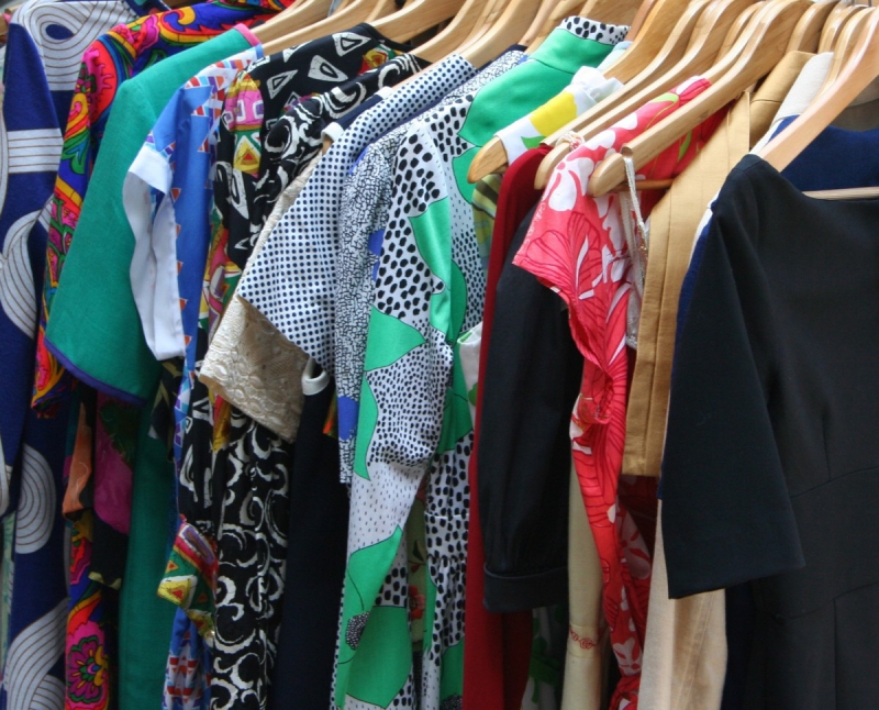 magasin-ENTRECASTEAUX-min_dresses_apparel_clothing_clothes_clothes_hangers_wooden_hangers_retail_shop_closet-1149845
